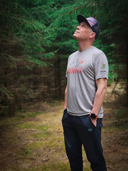 DYNAFIT TRANSALPET GRAPHIC TEE - NUTS VIRALLINEN TAPAHTUMAPAITA